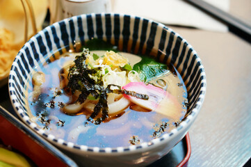 식탁 위에 있는 미니 우동을 확대한 모습