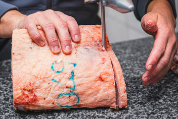 Carnicero cortando costeleta de carne argentina, corte fino para comida cacera del hogar