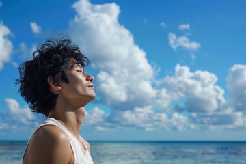 Obraz premium 海を見ている日本人男性の横顔（ビーチ・青空・旅行・休暇）