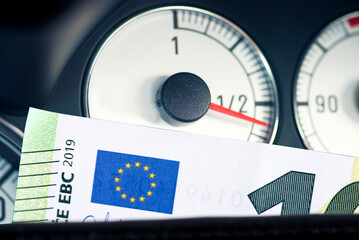 Tankanzeige im Auto und Euro Geldscheine