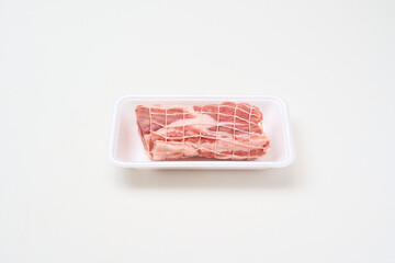 トレイに乗った300gの糸巻き豚肩ロース