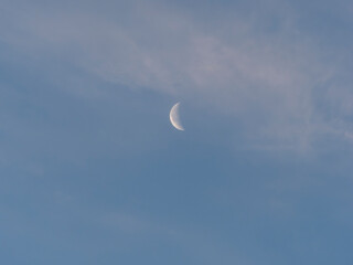 早朝の空に見える月