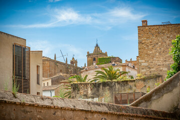 Obraz premium Vista panorámica del casco histórico de la ciudad española de Cáceres con vistas a los tejados de tejas marrones de edificios antiguos alrededor de la plaza principal en el soleado día de primavera