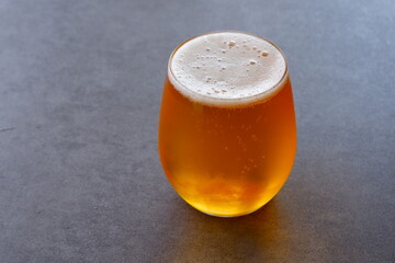 きめ細かい泡が立った、よく冷えたビールのグラス