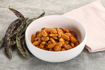 Canned white bean in tomato sauce