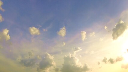 stimmungsvoller blauer Himmel mit majestätischen Wolken, Sonnenaufgang, Sonnenuntergang, Himmel...