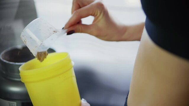 Drinks for sports and muscle gain . Use of protein or creatine and shakers	