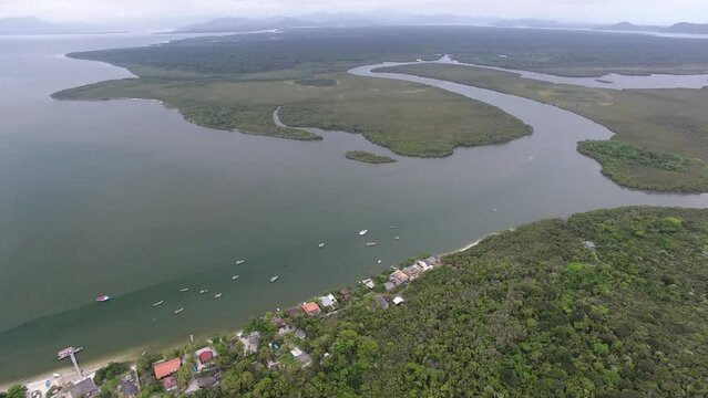 Ilha das Pe&ccedil;as na Ba&iacute;a de Paranagu&aacute; - Paranagu&aacute;, Paran&aacute;, Brazil
