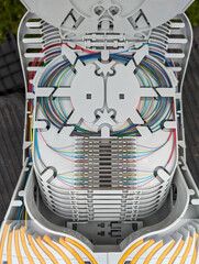 Caixa de distribuição de fibra ótica e fios multicoloridos em manutenção