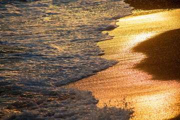 奄美日の出の渚、朝の光輝く