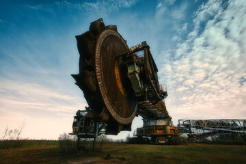 Schaufelradbagger - Kohlebagger - Braunkohle - Giant bucket wheel excavator - huge coal mining coal...
