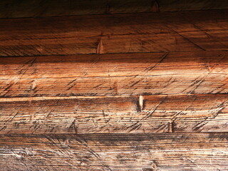 Naklejka premium An old wooden house against the backdrop of a mountain forest
