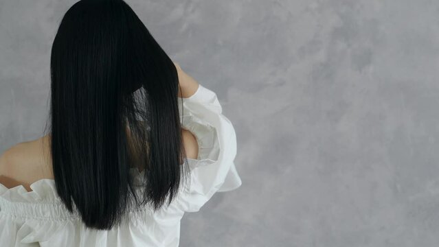 ロングヘアを広げる女性　ヘアケアイメージ