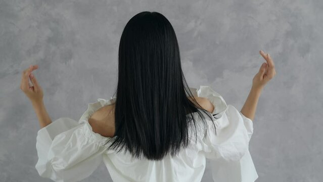 ロングヘアを広げる女性　ヘアケアイメージ