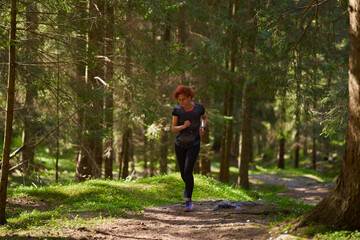 Obraz premium Woman trail runner in the forest