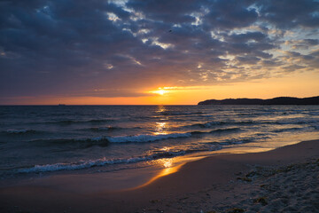 Sonnenaufgang an der Ostsee, Strand mit Wellen auf der Insel Rügen, Ostseebad Binz, Mecklenburg Vorpommern, Deutschland	
