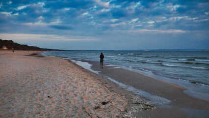 Joggen an der Ostsee, Strand am Morgen, Strand mit Wellen auf der Insel Rügen, Ostseebad Binz,...