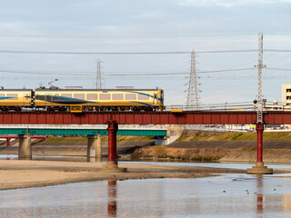 大和川を渡る南海高野線の泉北ライナー