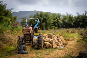 Obraz premium a tractor with buckets on the front is in front of a rock wall