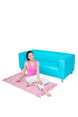 Obraz premium Shed young woman sitting on the carpet