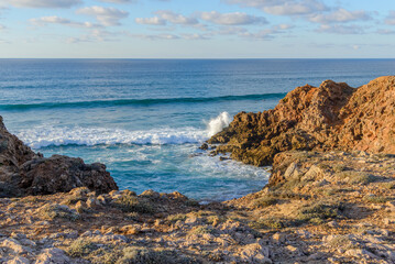Fototapeta na wymiar A beautiful bay on the Atlantic coast in Praia da Bordeira, Algarve, Portugal.