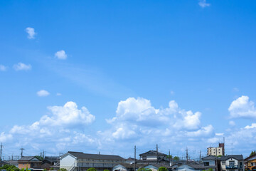 晴れた青い空と住宅