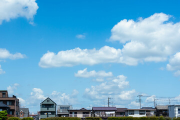 晴れた青い空と住宅