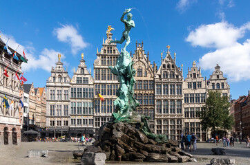 Obraz premium Brabo's monument with Guild houses in the Grote Markt, Antwerp, Belgium