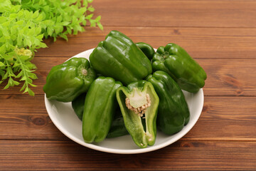 皿に盛り付けたピーマン