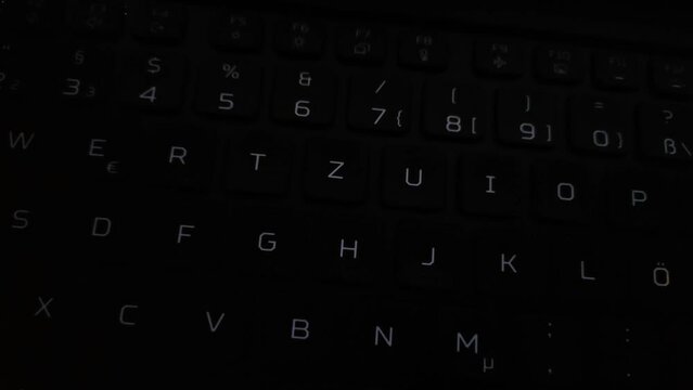 effektvoll animierte farbig leuchtende Computertastatur, PC, Laptop, Notebook, LED, Nahaufnahme, Alphabet, Text, Tasten, Buchstaben