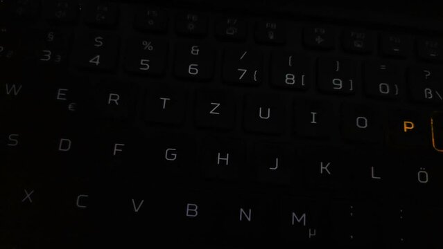 effektvoll animierte farbig leuchtende Computertastatur, PC, Laptop, Notebook, LED, Nahaufnahme, Alphabet, Text, Tasten, Buchstaben