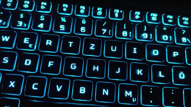 effektvoll animierte farbig leuchtende Computertastatur, PC, Laptop, Notebook, LED, Nahaufnahme, Alphabet, Text, Tasten, Buchstaben