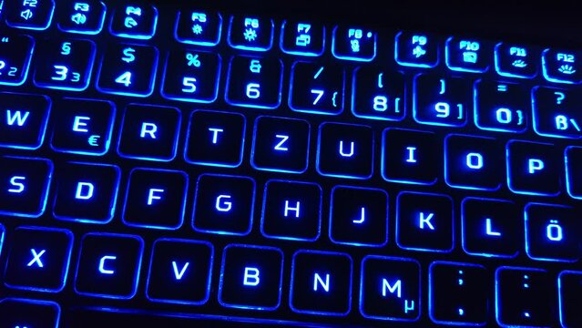 effektvoll animierte farbig leuchtende Computertastatur, PC, Laptop, Notebook, LED, Nahaufnahme, Alphabet, Text, Tasten, Buchstaben