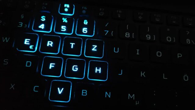 effektvoll animierte farbig leuchtende Computertastatur, PC, Laptop, Notebook, LED, Nahaufnahme, Alphabet, Text, Tasten, Buchstaben