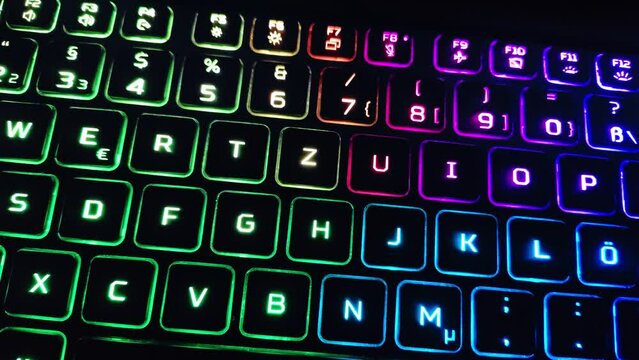 effektvoll animierte farbig leuchtende Computertastatur, PC, Laptop, Notebook, LED, Nahaufnahme, Alphabet, Text, Tasten, Buchstaben