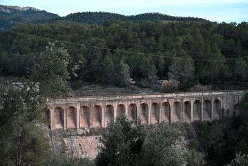 detalle de la presa en un pantano.