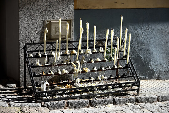 Detalle de la ofrenda de cirios a San Antonio