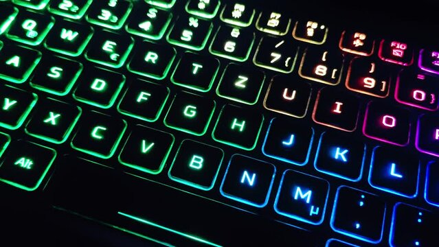 effektvoll animierte farbig leuchtende Computertastatur, PC, Laptop, Notebook, LED, Nahaufnahme, Alphabet, Text, Tasten, Buchstaben