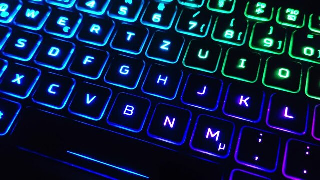 effektvoll animierte farbig leuchtende Computertastatur, PC, Laptop, Notebook, LED, Nahaufnahme, Alphabet, Text, Tasten, Buchstaben