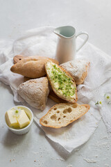 Brot mit Kräuterbutter
