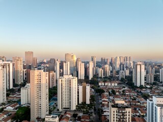 Obraz premium Fotos aéreas da região do Brooklin em São Paulo. Zona Sul, ao amanhecer, e também o skyline dos prédios mais modernos.