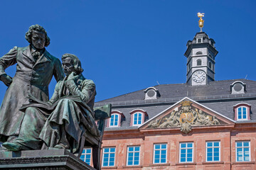 Fototapeta premium Das Gebrüder Grimm Denkmal vor dem Rathaus in Hanau, Hessen, Deutschland, Europa.