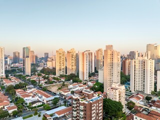Fototapeta na wymiar Fotos aéreas da região do Brooklin em São Paulo. Zona Sul, ao amanhecer, e também o skyline dos prédios mais modernos.