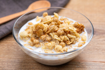 テーブルの上に牛乳をかけたグラノーラ