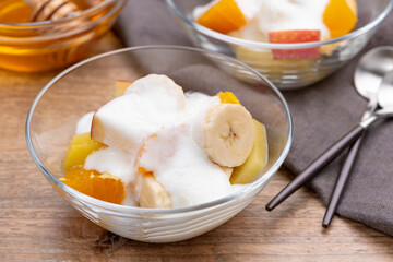 テーブルに並べられたフルーツヨーグルト