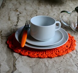 Além dos utensílios básicos, a mesa posta pode incluir elementos decorativos, como sousplats,...