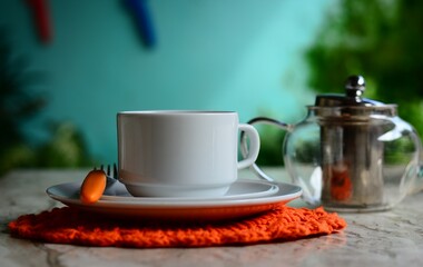 Além dos utensílios básicos, a mesa posta pode incluir elementos decorativos, como sousplats, porta-guardanapos