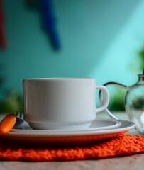 Além dos utensílios básicos, a mesa posta pode incluir elementos decorativos, como sousplats,...