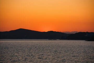 海に沈むオレンジ色の美しい夕焼け