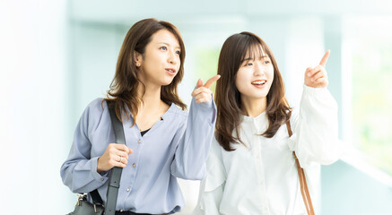並んで歩く2人のビジネスウーマン